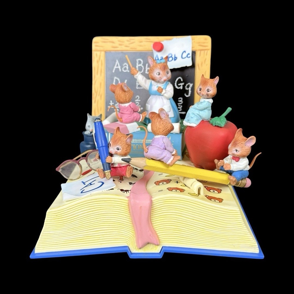 Enesco Small World of Music Mitey-Nice Mouse Schoolhouse Multi-Action Music 1989